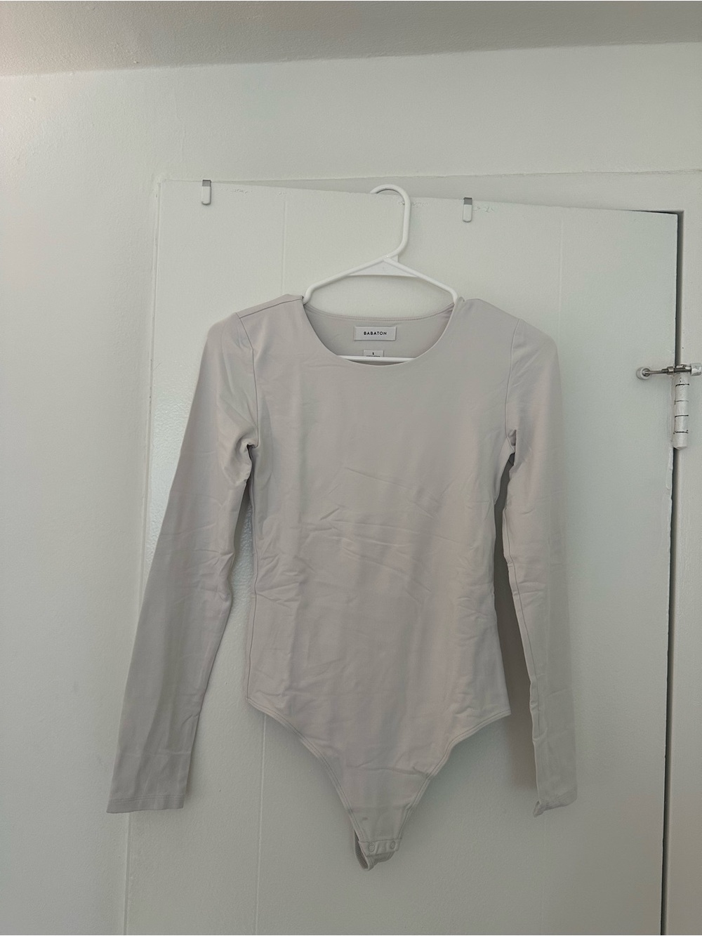 Babaton Long-Sleeve Scoop Neck Bodysuit in Light Gray